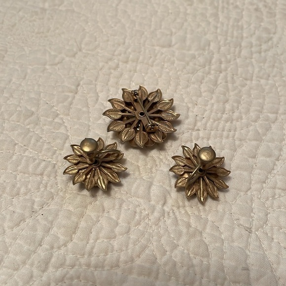 Vintage Pin and clip earring set. Flower design with brown center. Gold toned. - Picture 2 of 7